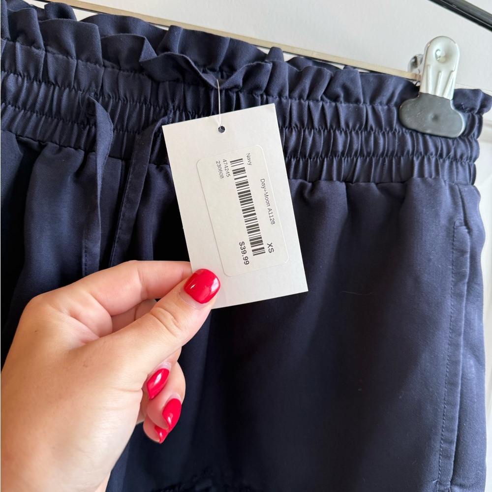 Pants Store Shorts - Picture 2 of 4